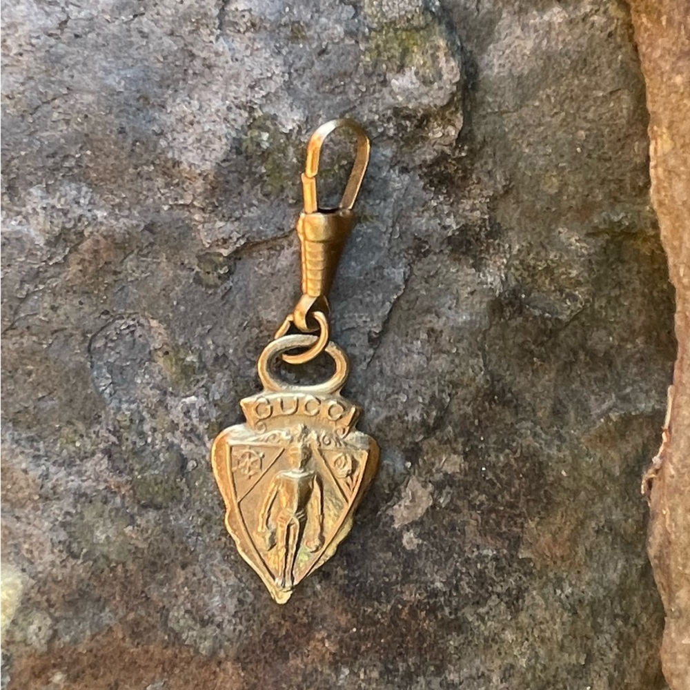Vintage Gucci Gold Emblem Keychain Bag Charm - Picture 12 of 13